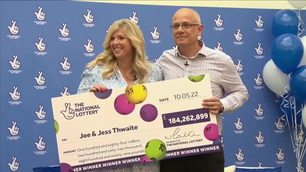 Casal do Reino Unido leva maior prêmio da história da Euro Millions